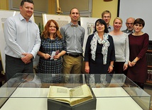 ▲	Wolumin oraz jego kustosze w opolskiej WBP.