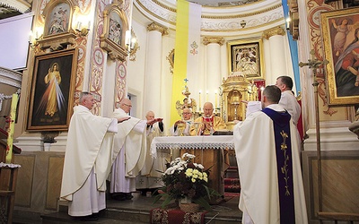 	Ordynariusz łowicki i kapłani sprawują Mszę św. przed cudownym obrazem.