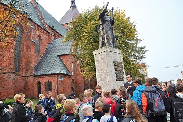 W czasie wizyty w Koszalinie nie zabrakło akcentów religijnych. Dzieci modliły się m.in. w katedrze, w której przed laty modlił się ich patron.