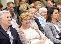 ◄	Członkowie Domowego Kościoła wypełnili parafialną aulę po brzegi.