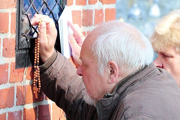 W tekście o. Honorat zauważa: „Jak mało od nas Królowa nasza żąda. Nie domaga się od razu naszej poprawy, nie nalega o wielkie pokuty, nie nagli do wielkich ofiar. (...) Chce tylko, abyśmy odmawiali Różaniec, a przez ten Różaniec pragnie udzielić nam wszystkiego, czego tylko nam potrzeba”.