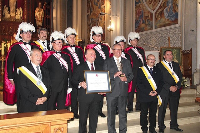 Podczas uroczystości obecna była delegacja Rycerzy Kolumba. Statuetkę trzyma Andrzej Anasiak. Dyplom prezentuje Krzysztof Orzechowski.