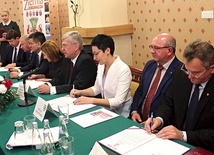 Samorządowcy podpisują jedną z uchwał. Czwarty od prawej – Stanisław Karczewski.