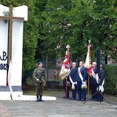 	Pomnik upamiętniający wieszanych w 1942 r. przez Niemców za współpracę z Państwem Podziemnym pracowników Fabryki Broni. 