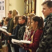 	Młodzi artyści śpiewali piosenki i deklamowali wiersze, m.in. „Słowiańskiego papieża” Juliusza Słowackiego.