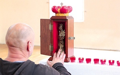Każdy mógł zatrzymać się przy relikwiach na chwilę osobistej modlitwy.