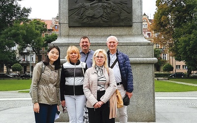Tajwanka i jej polscy przyjaciele przy pomniku księcia Henryka II Pobożnego.