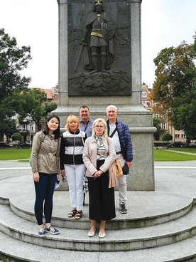 Tajwanka i jej polscy przyjaciele przy pomniku księcia Henryka II Pobożnego.