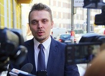 ◄	– Władze chcą z katów zrobić bohaterów – zarzuca Mariusz Gierus z Karkonoskiego Stowarzyszenia Edukacyjnego u Erazma i Pankracego.
