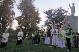 Wielu uczestników procesji, a także Liturgiczna Służba Ołtarza i kapłani założyli kamizelki odblaskowe.