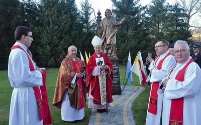 Przed figurą patrona parafii.