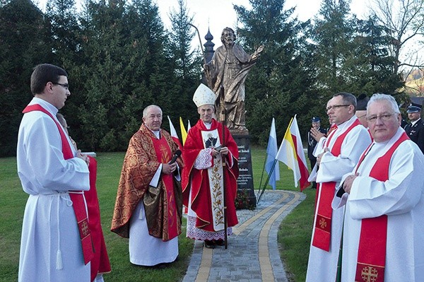 Przed figurą patrona parafii.