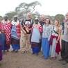 Polscy misjonarze z najstarszą chrześcijanką w masajskiej wiosce (pośrodku)