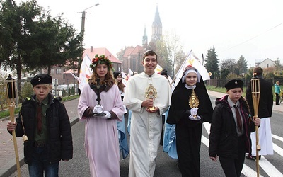 ▲	W libiąskim pochodzie bierze udział kilkaset osób.