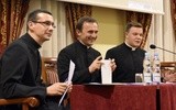 W czasie dyskusji ks. Grzegorzowi Szumerze towarzyszył ks. Marcin Dolak i kleryk z seminaryjnego koła naukowego.