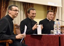 W czasie dyskusji ks. Grzegorzowi Szumerze towarzyszył ks. Marcin Dolak i kleryk z seminaryjnego koła naukowego.