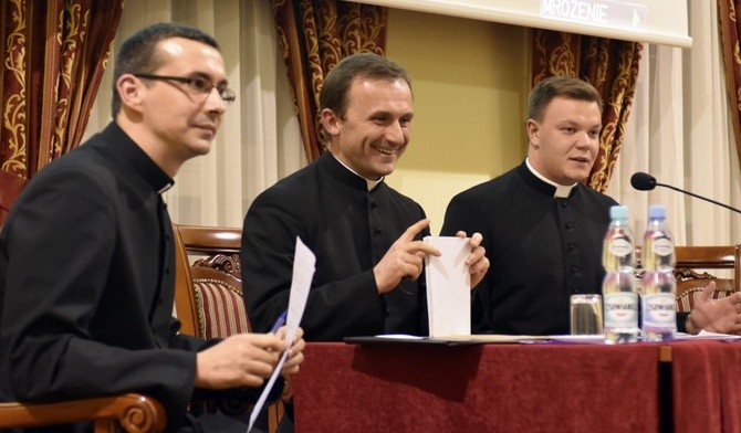 W czasie dyskusji ks. Grzegorzowi Szumerze towarzyszył ks. Marcin Dolak i kleryk z seminaryjnego koła naukowego.
