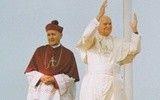 Jan Paweł II w Tarnowie. Obok abp Jerzy Ablewicz