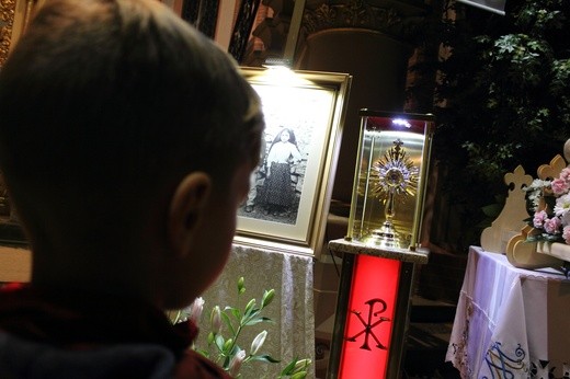 Wadim Wódkiewicz pokazuje relikwie świętych Hiacynty i Franciszka, które na stałe będą w parafii pw. św. Antoniego w Pieszycach 