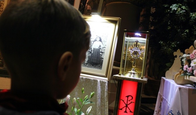 Wadim Wódkiewicz pokazuje relikwie świętych Hiacynty i Franciszka, które na stałe będą w parafii pw. św. Antoniego w Pieszycach 