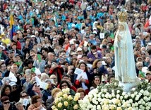 Procesja z Figurą Matki Bożej w Fatimie.