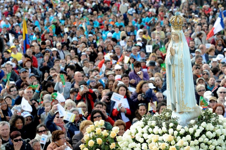 Procesja z Figurą Matki Bożej w Fatimie.