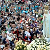 Procesja z Figurą Matki Bożej w Fatimie.