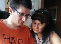 Dzięki intensywnej rehabilitacji stan wybudzonego ze śpiączki Mariusza Wachowicza  (na zdjęciu z siostrą Anną Chmielewską) powoli się poprawia.