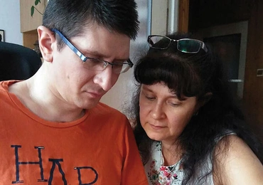 Dzięki intensywnej rehabilitacji stan wybudzonego ze śpiączki Mariusza Wachowicza  (na zdjęciu z siostrą Anną Chmielewską) powoli się poprawia.