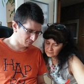 Dzięki intensywnej rehabilitacji stan wybudzonego ze śpiączki Mariusza Wachowicza  (na zdjęciu z siostrą Anną Chmielewską) powoli się poprawia.