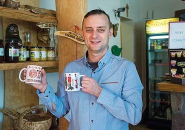 Nazwa „Kurpianka” zobowiązuje – mówi Piotr Skrzecz. Wystrój wnętrza też musi nawiązywać do regionu, w którym jesteśmy.