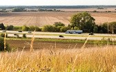 Typowy krajobraz Nebraski. Pola kukurydzy  albo soi, poprzecinane prostopadłymi drogami. Drzew niewiele. Dawniej była to preria pełna bizonów.