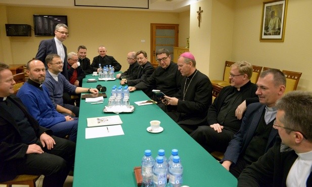 Zaczyna się kolejne spotkanie dyskusyjne. Po prawej stronie bp. Piotra Turzyńskiego ks. Dariusz Jastrząb