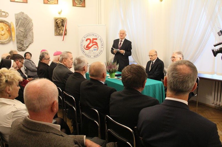Wręczenie nagrody Mickiewicz - Puszkin  biskupowi Ryszardowi Karpińskiemu