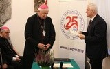 Oprócz medalu biskup Ryszard otrzymał także pamiątkowy dyplom
