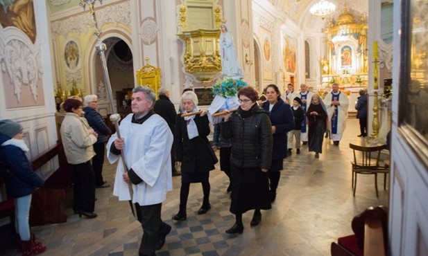 W procesji światła niesiono figurę Matki Bożej