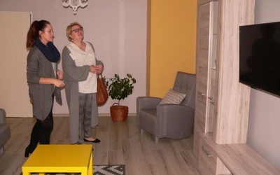 Ewa Żebrowska i Małgorzata Skrobacz z Klubu Rodziców JiM w Skierniewicach w nowo otwartym mieszkaniu treningowym