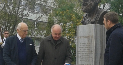 Odsłonili Hipokratesa