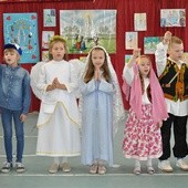Najmłodsze dzieci przygotowały przedstawienie o objawieniach w Fatimie.