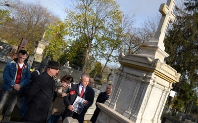 Przy odnowionym grobowcu rodziny Surmackich. Na pierwszym planie ks. Andrzej Tuszyński, proboszcz parafii pw. św. Wacława, na terenie której leży cmentarz. Z prawej ks. Piotr Zamaria, dyrektor cmentarza