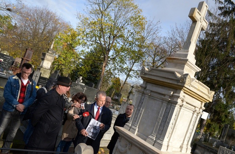 Przy odnowionym grobowcu rodziny Surmackich. Na pierwszym planie ks. Andrzej Tuszyński, proboszcz parafii pw. św. Wacława, na terenie której leży cmentarz. Z prawej ks. Piotr Zamaria, dyrektor cmentarza