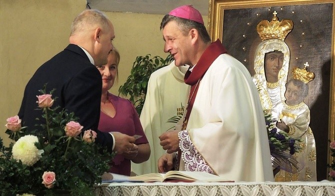 Uroczystościom jubileuszowym w Pogwizdowie przewodniczył bp Roman Pindel