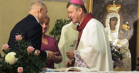 Uroczystościom jubileuszowym w Pogwizdowie przewodniczył bp Roman Pindel