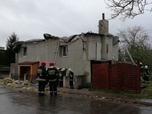 W Piotrowicach Śląskich zerwało dach z budynku mieszkalnego