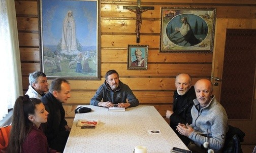 Ks. Grzegorz Kotarba, proboszcz ze Stecówki z twórcami Drogi Różańcowej
