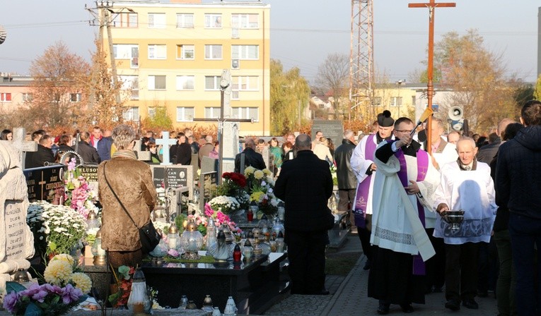 Na nekropoliach przejdą procesje z modlitwą wypominkową