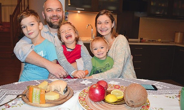 Szymon wrócił z Holandii, gdzie będzie kolejna filia szkoły. Przywiózł ze sobą tamtejsze smakołyki.