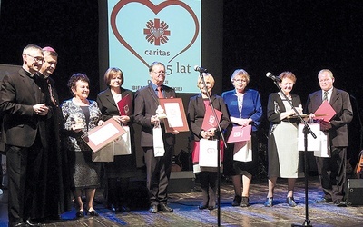▲	Laureaci trzeciej edycji nagrody Caritas – Dzbana św. Jana Kantego – na scenie BCK.