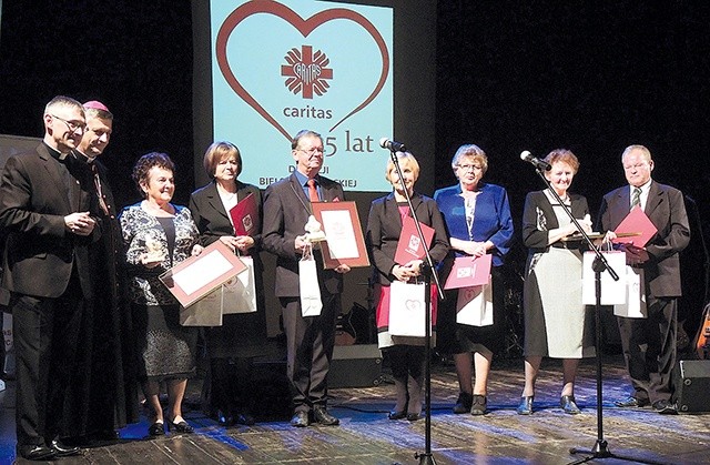 ▲	Laureaci trzeciej edycji nagrody Caritas – Dzbana św. Jana Kantego – na scenie BCK.