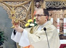 ▲	Ks. dr Szymon Tracz pobłogosławił uczestników uroczystości relikwiami św. Józefa Bilczewskeigo i bł. Jakuba Strzemię. 